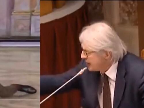 Sgarbi le canta a Benigni: "Ha trattato la Carrà come un oggetto. Abbattete la sua statua"