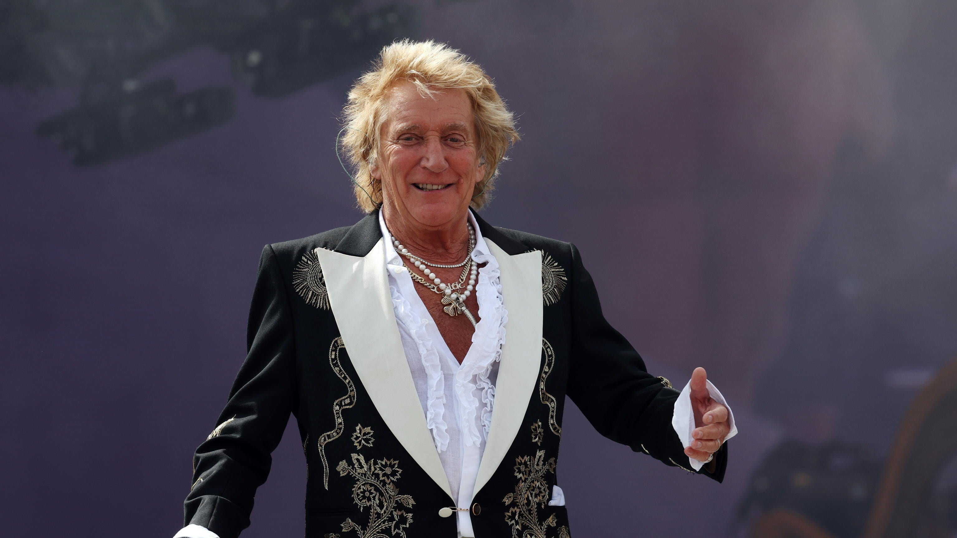 Paura per Rod Stewart: malore durante il concerto, il cantante soccorso con la maschera per l'ossigeno