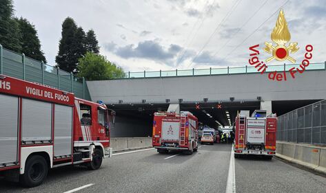 Incidente in galleria tra pullman e tir 1