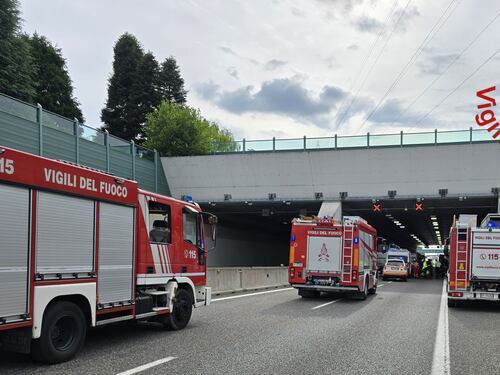 Incidente in galleria tra pullman e tir