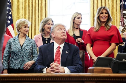 Melania e Ivanka Trump: sfida sexy al Congresso 34