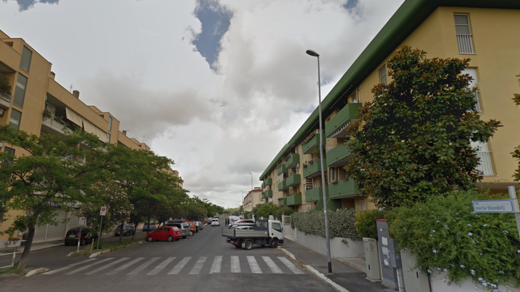 Ostia, si fingono poliziotti e tentano rapina in casa: caccia a tre malviventi