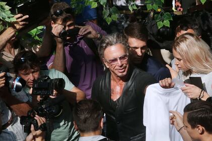 Mickey Rourke indossa la tshirt con Putin "È un bel tipo..." 1