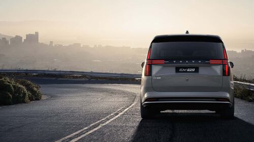 Volvo EM90, guarda tutte le foto 14
