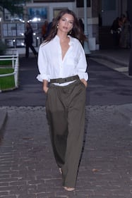 Emily Ratajkowski senza reggiseno a Parigi 19
