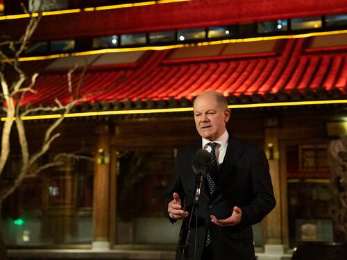 Scholz da Xi. Usa, rebus fondi a Kiev