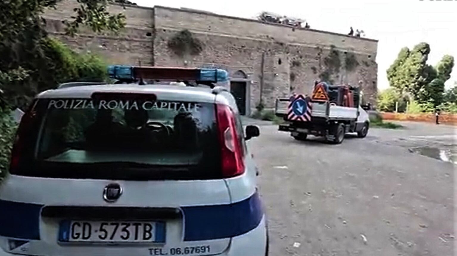 Guida cade dal Gianicolo, insegnanti e alunni sotto choc: cosa è accaduto a Roma