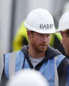 William e Harry, principi muratori per un giorno 6