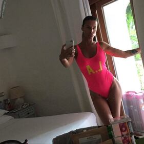 Antonella Mosetti, corsa sexy in spiaggia 7