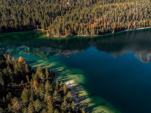 Il Lago di Tovel come un acquerello nel parco Adamello