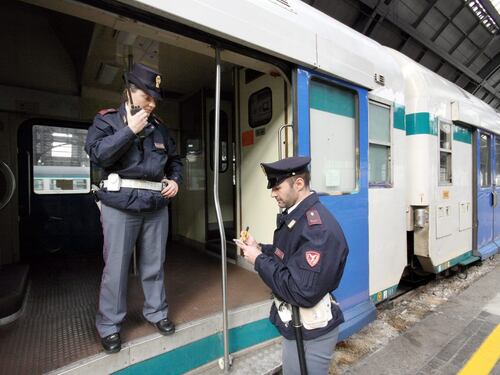 Rapina i pendolari con un mitra: fermato 17enne di origini maghrebine