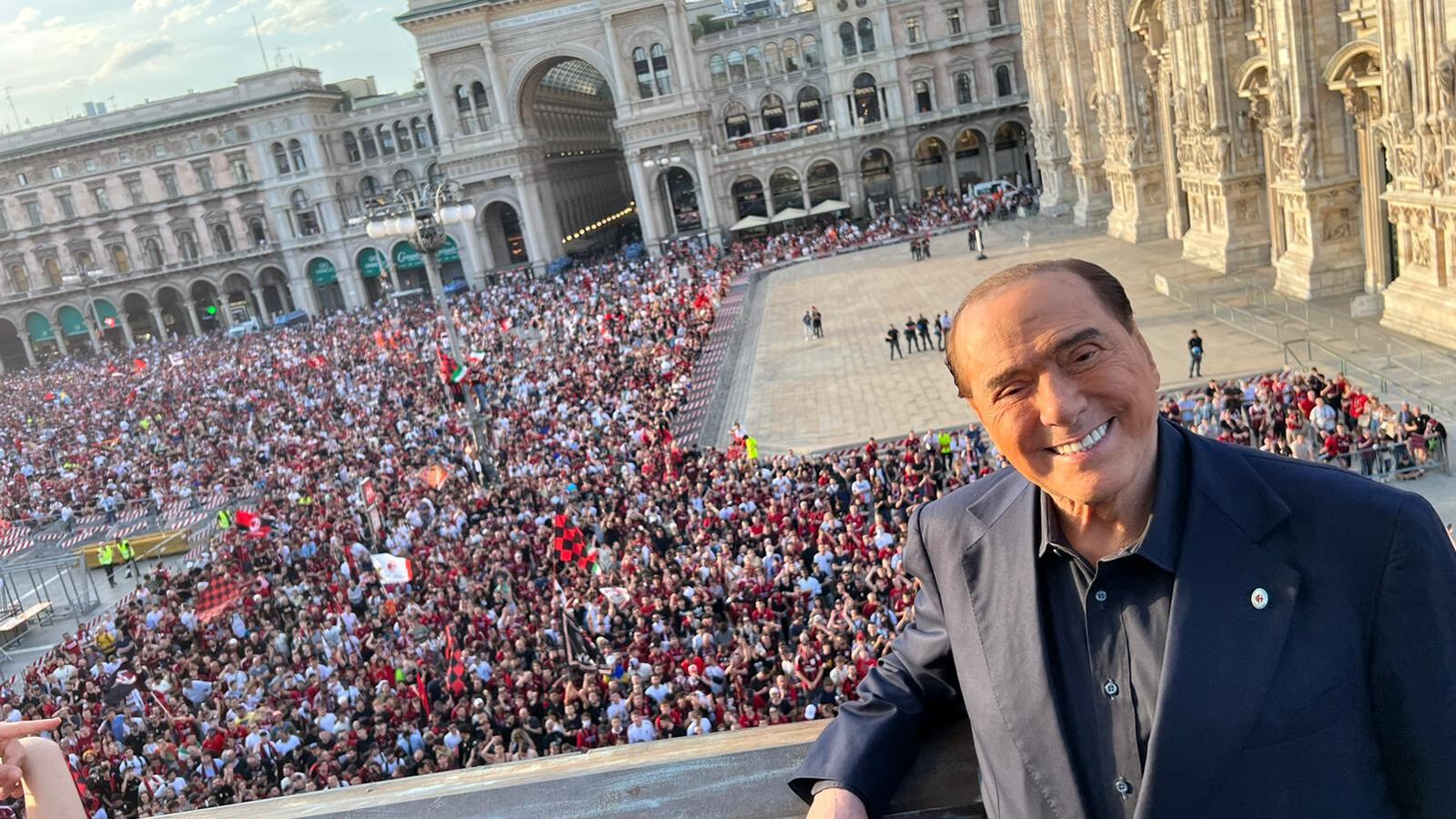 Anche Silvio Berlusconi in piazza Duomo per festeggiare il Milan: "Parte del mio cuore"