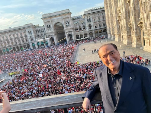 Anche Silvio Berlusconi in piazza Duomo per festeggiare il Milan: "Parte del mio cuore"