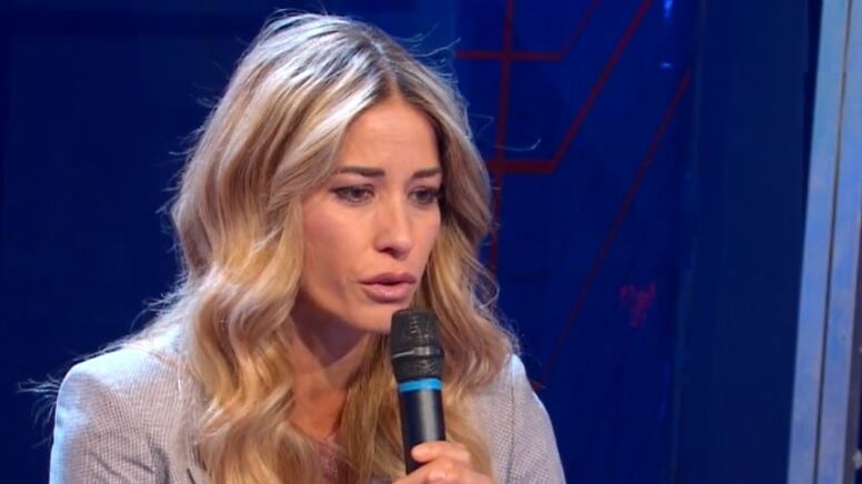 La Santarelli scoppia in lacrime "Fatico ad alzarmi al mattino..."