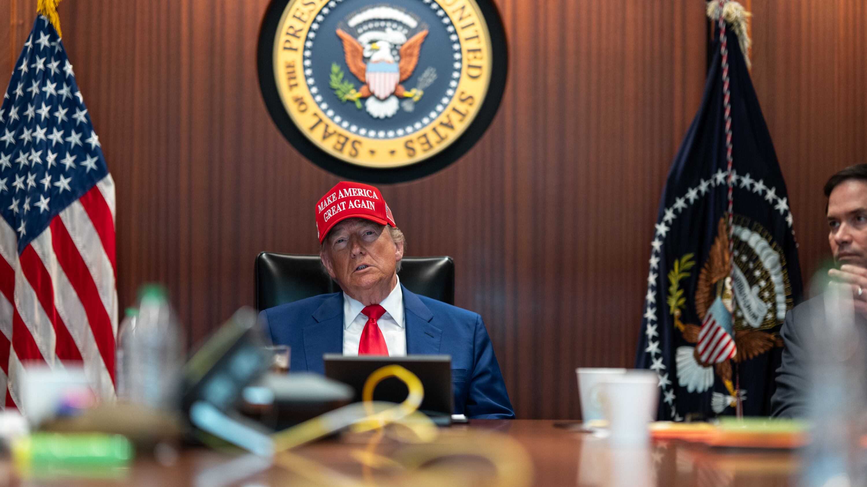 Trump col cappellino rosso Maga: così il presidente Usa ha seguito gli attacchi all'Iran