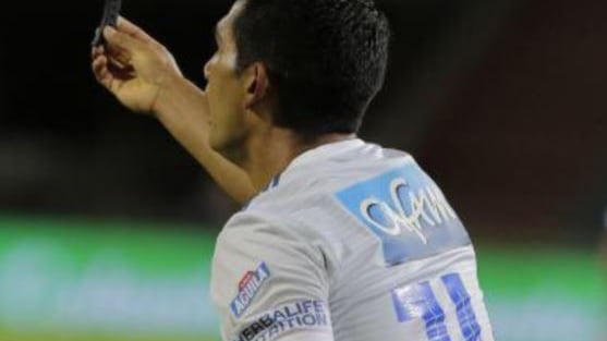 Colombia, la squadra esulta e dagli spalti arriva un coltello