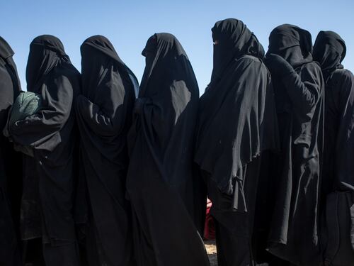 Proposta della Merkel: revocare la cittadinanza a chi ha aderito all'Isis