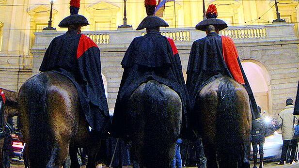 Folla di turisti, ma la Scala è chiusa