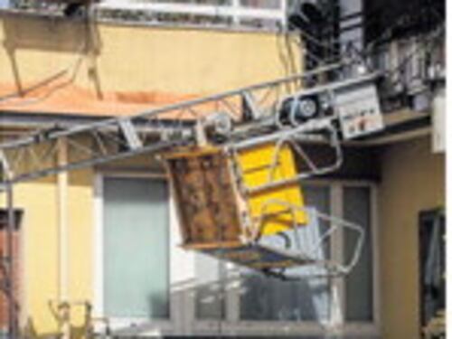 Cede il montacarichi, morti tre operai precipitati dal settimo piano