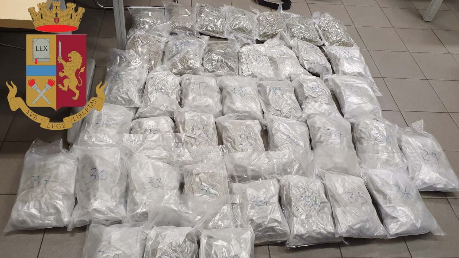 In auto con 23 chili di marijuana nel borsone della palestra