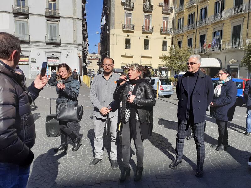 Napoli, cittadini in strada per denunciare le promesse non mantenute dal sindaco 10