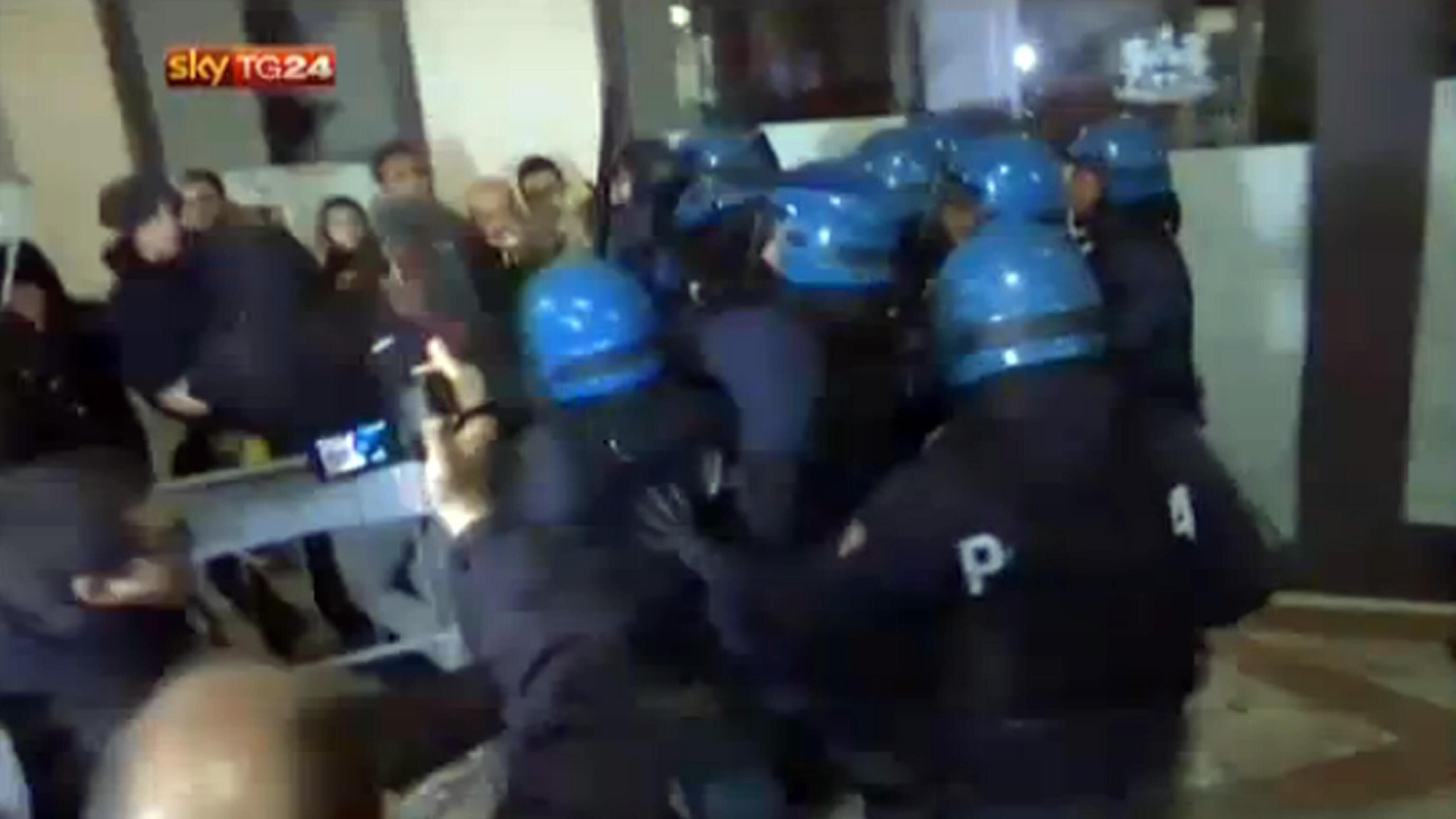 "Così finiamo al macello". Le nuove regole d'ingaggio legano le mani alla polizia