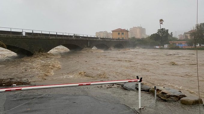 Allerta rossa in Liguria, esonda il fiume Armea a Sanremo