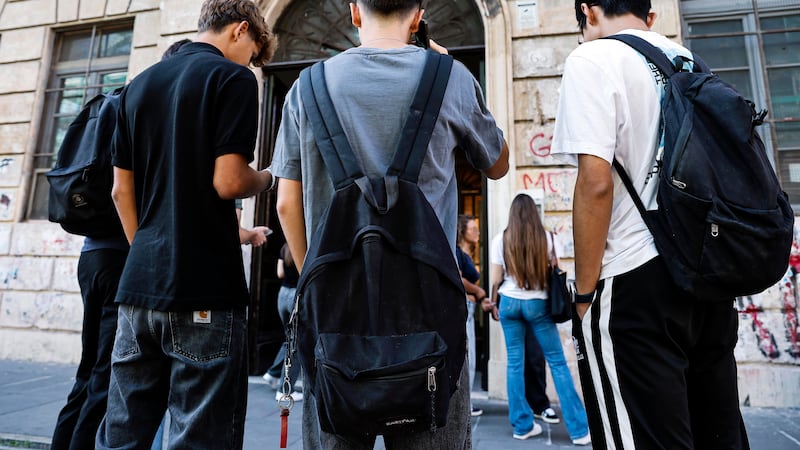 Tetto del 30% degli studenti stranieri e niente velo integrale in classe: cosa può cambiare con la nuova legge