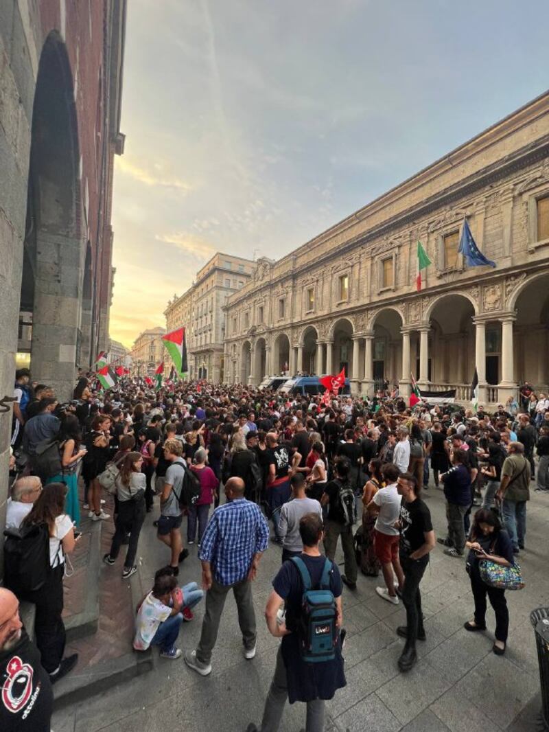 Milano, in piazza l'odio rosso contro Israele e il governo 9