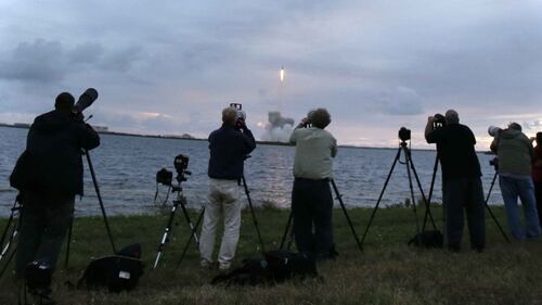 Un gruppo di fotografi segue il lancio di Orion da Cape Canaveral
