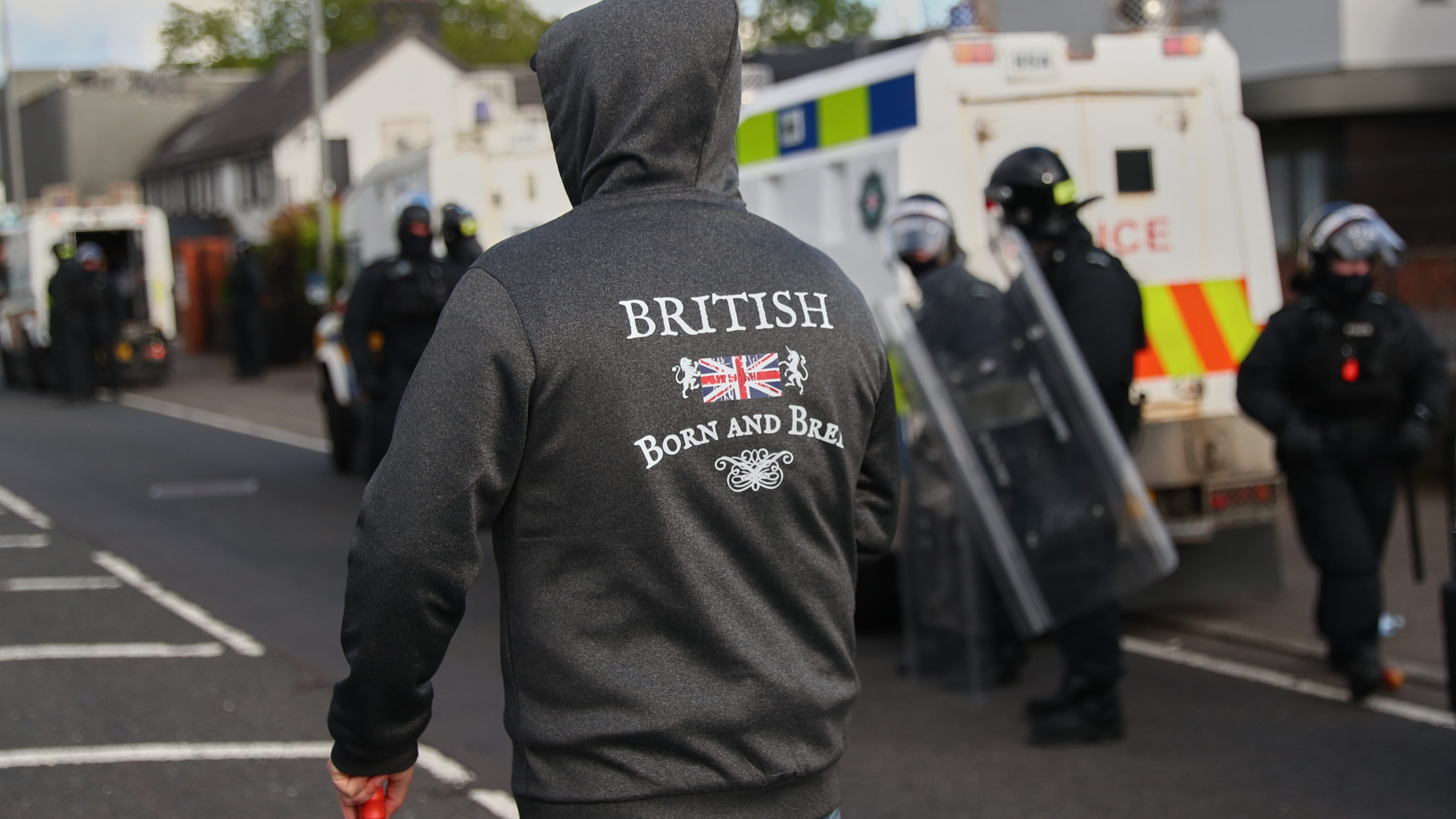 Belfast, ancora disordini. La polizia pronta a sparare (ad acqua)