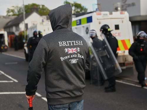 Belfast, ancora disordini. La polizia pronta a sparare (ad acqua)