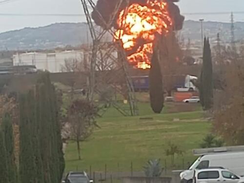 Firenze, esplosione al deposito Eni a Calenzano: 2 morti e 26 feriti. Riaperta l'uscita della A1, stop ai treni