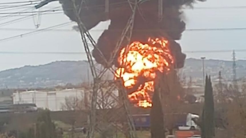 Firenze, esplosione al deposito Eni a Calenzano: 2 morti e 26 feriti. Riaperta l'uscita della A1, stop ai treni