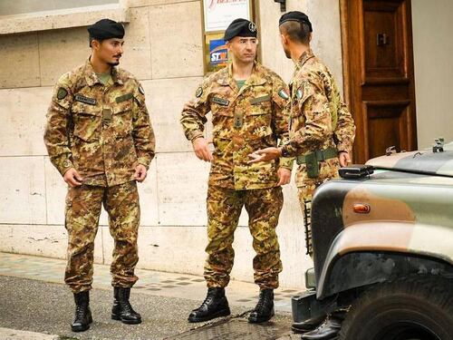 Urlano "Allah è grande" e si scagliano contro i militari