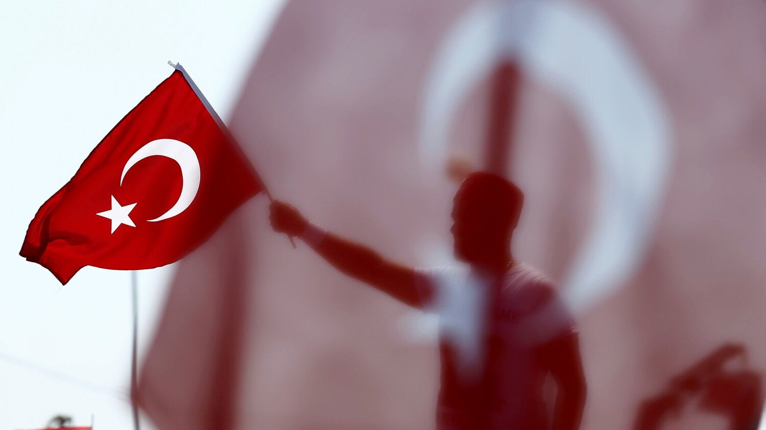 Prova di forza di Erdogan a Istanbul. Folla oceanica contro il golpe