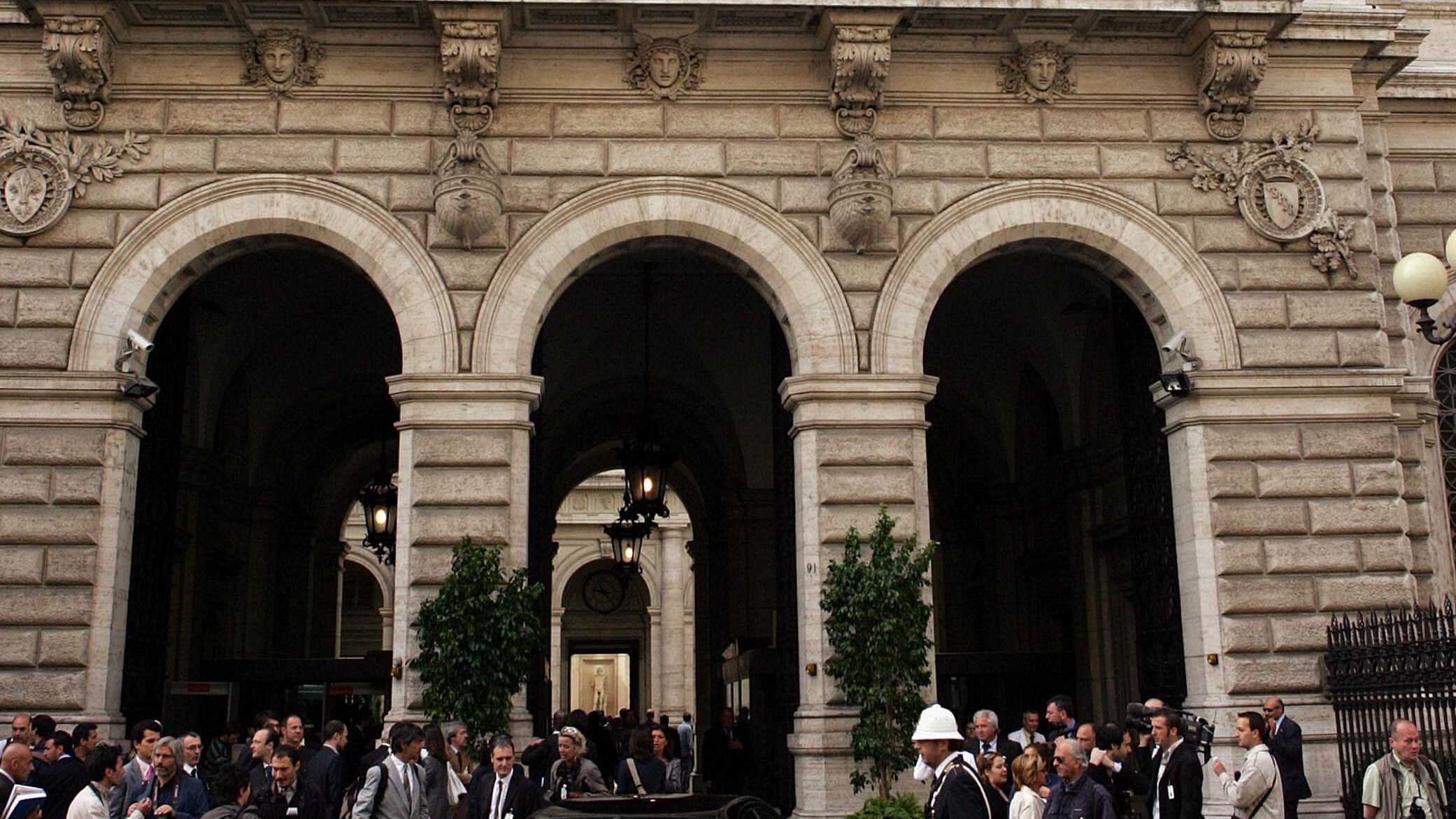 «Banche, adesso basta con i tagli»