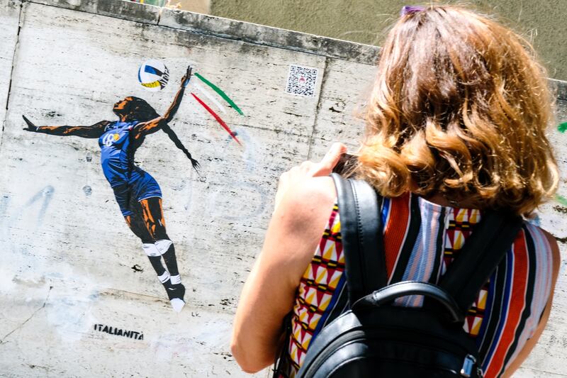Vandalizzato il murale di Egonu a Roma: ignoti le cancellano la faccia e la dipingono di rosa 6