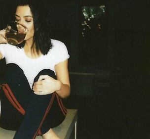 Kim Kardashian sexy con i capelli rosa 24
