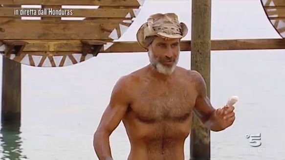 Isola dei Famosi, il messaggio della Barale per Raz: "Sono orgogliosa di te"