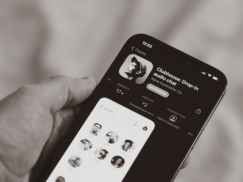 Clubhouse, addio privacy: conversazioni trasmesse su siti esterni