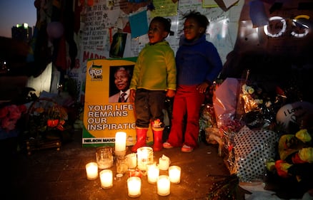 Messaggi davanti all'ospedale di Pretoria, dove Mandela è ricoverato