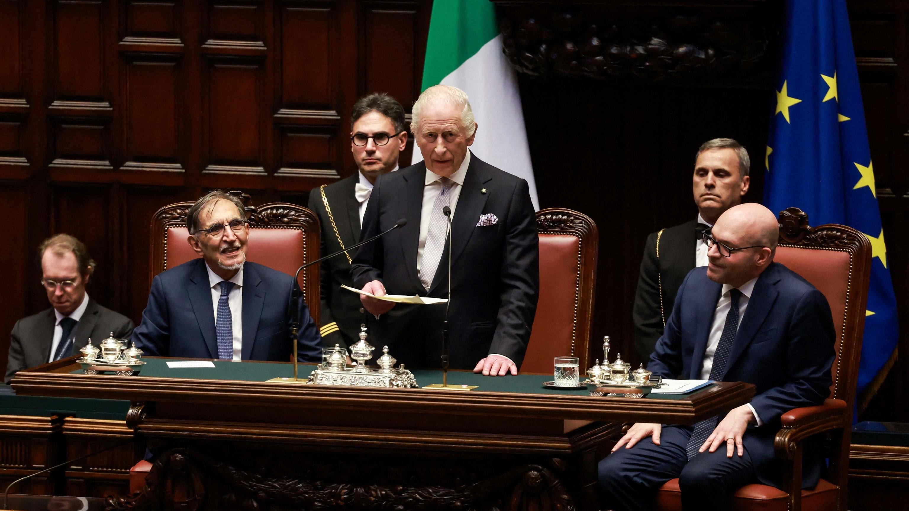 Carlo parla in italiano. "Rivedremo le stelle"