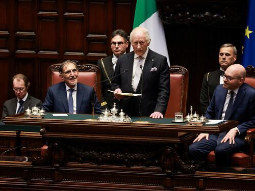 Carlo parla in italiano. "Rivedremo le stelle"