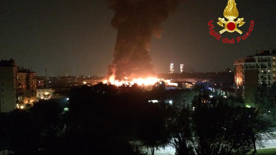 Incendio in un deposito di rifiuti