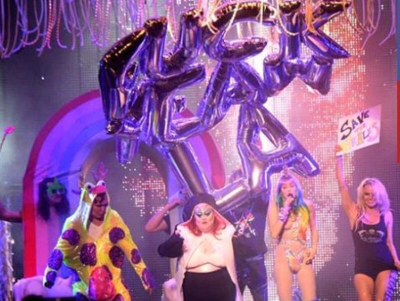 Miley Cyrus chiude il tour con Pamela Anderson 1