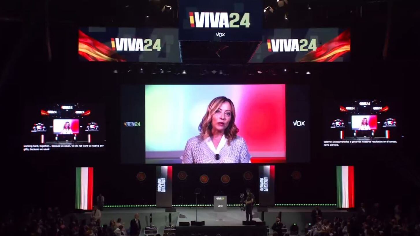 Meloni dal palco di Vox: "Un cambio di Europa è possibile". Le Pen: "Con Giorgia punti in comune"