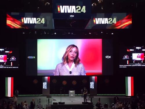 Meloni dal palco di Vox: "Un cambio di Europa è possibile". Le Pen: "Con Giorgia punti in comune"