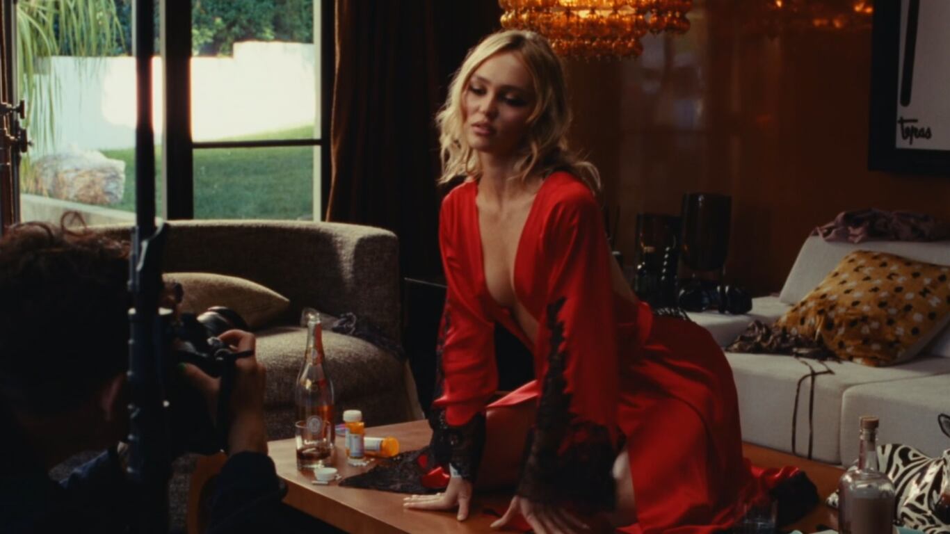 "Stupri e sesso violento": è già bufera sulla serie The Idol con Lily-Rose Depp