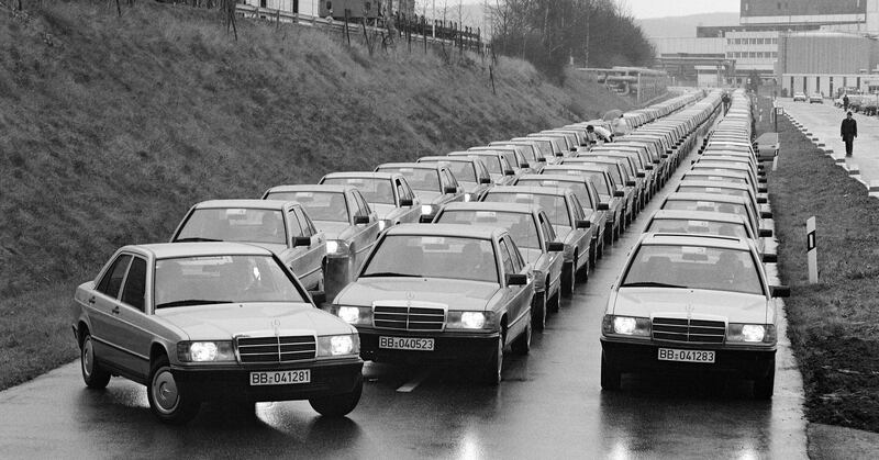 Le Mercedes 190 in uscita da Sindelfingen - 7 dicembre 1982